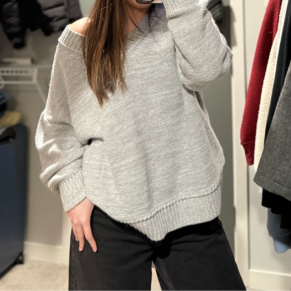 American Eagle V Neck Sweater